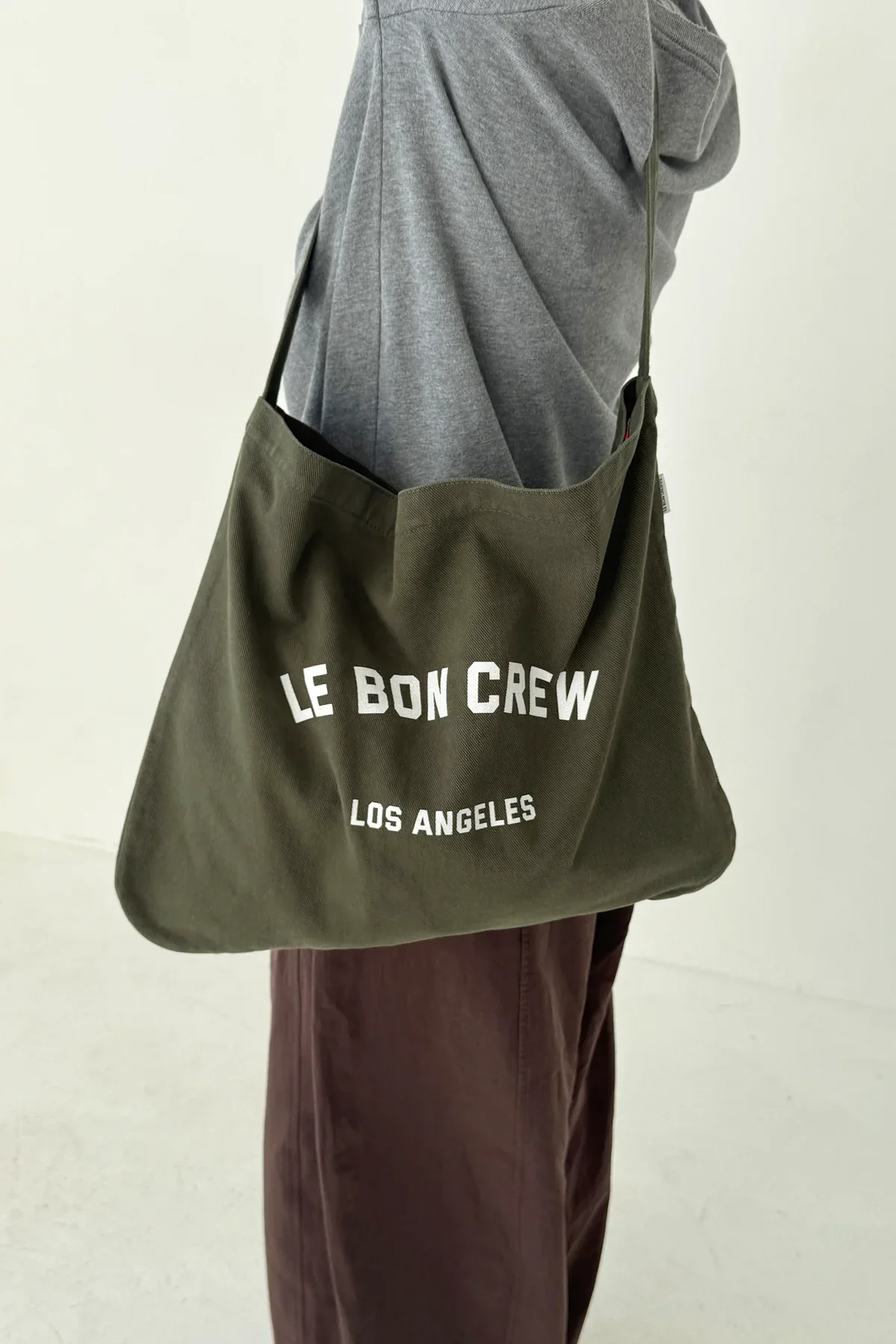 Le Bon Crew Happy Carry Bag / olive/black/azure - Image 6