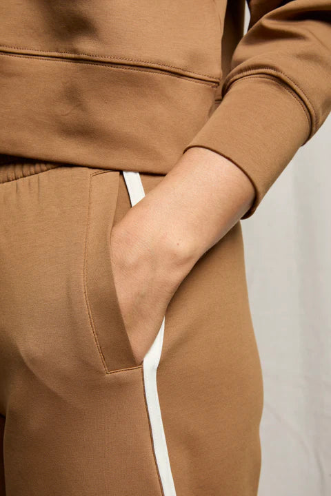 Mikos Wide-Leg pant Mocha | Perfect White Tee - Image 4